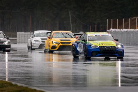  Tourist Trophy: Istuuttaudu moottoripyörän selkään ja valloita legendaariset radalla!